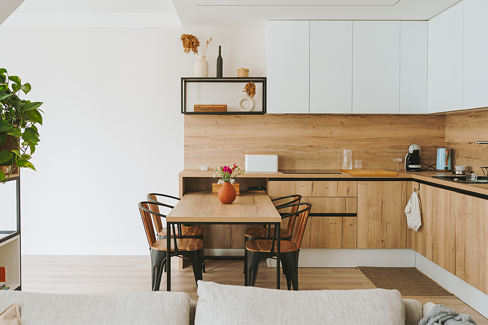 En la evolución de la vida doméstica, la cocina ha transitado de ser un simple espacio de trabajo a convertirse en el corazón de la casa.